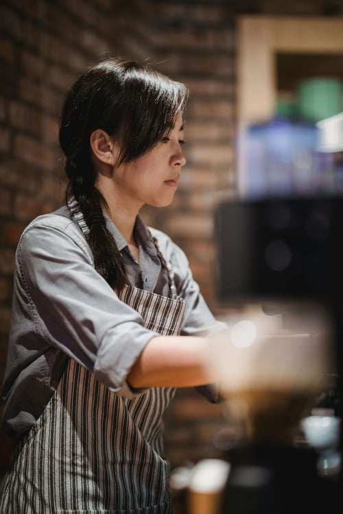 pexels-mizunokozuki-13736408